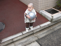 てるてる坊主が「ボールまてまて」