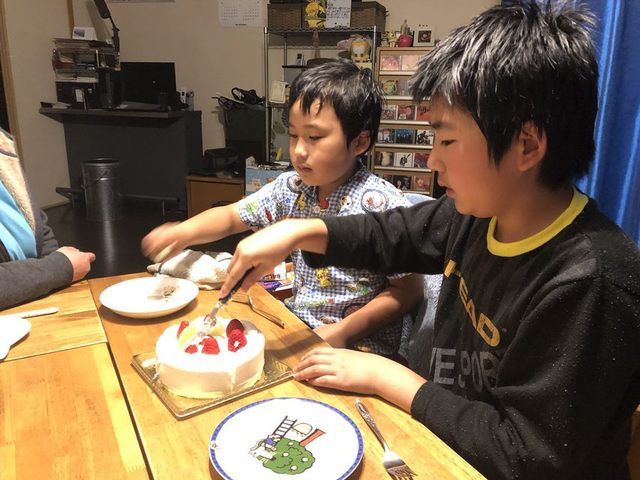 ホールケーキか。贅沢だな