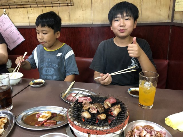 焼肉に舌鼓を打つを打つ両氏